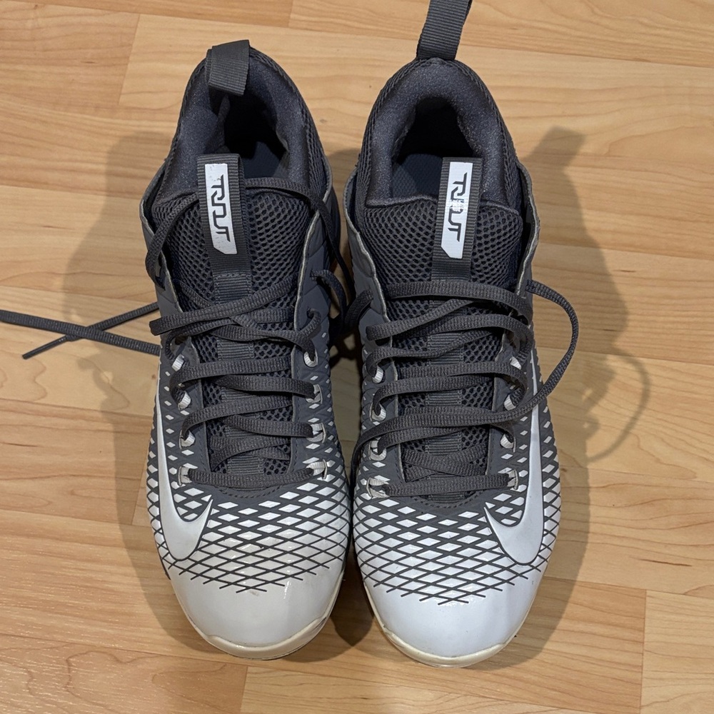 Nike Mike Trout 27 baseball cleats. Gray/Black Performance Shoe